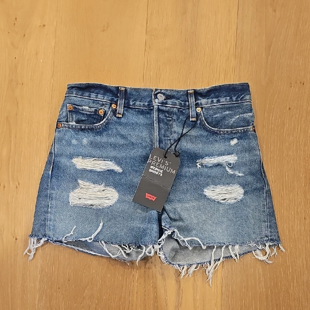NWT Levi's High Waist Wedgie Ripped Blue Jean Shorts Size 29